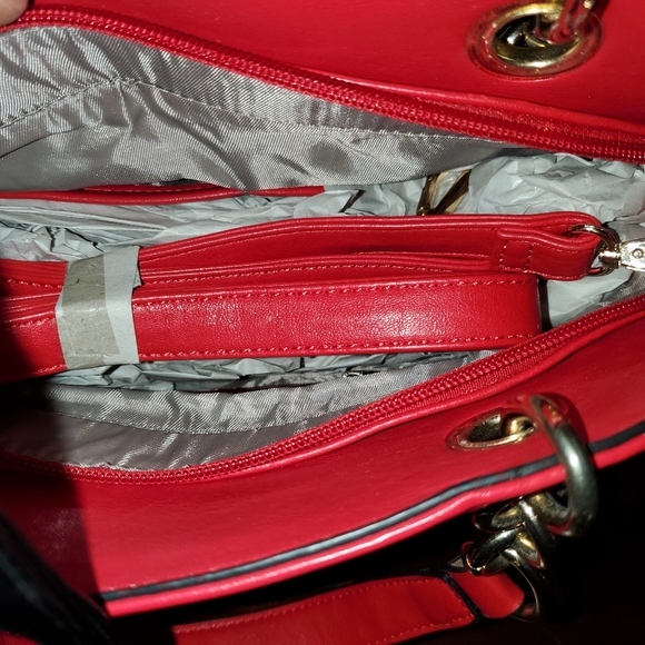 Red faux leather purse with gold hardware - Picture 3 of 4